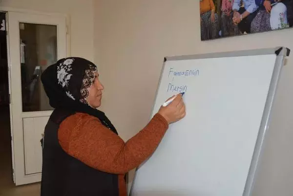 Kucaklarında çocukları ile okuma yazma öğreniyorlar Kucaklarında çocukları ile okuma yazma öğreniyorlar