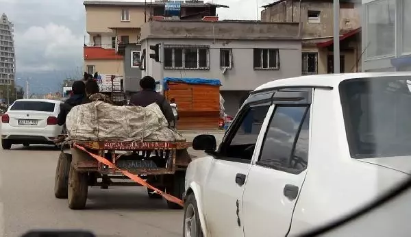 ADANA Kurallara uymayıp, at arabasıyla arızalı otomobil çektiler ADANA Kurallara uymayıp, at arabasıyla arızalı otomobil çektiler