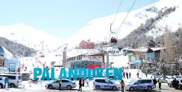 Palandöken'de kayakseverlerin 'kısıtlamasız hafta sonu' keyfi Palandöken'de kayakseverlerin 'kısıtlamasız hafta sonu' keyfi