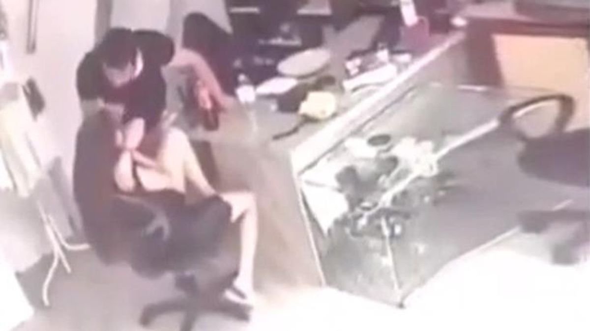 Sevgilisini darbettikten sonra hiçbir şey olmamış gibi yemek yiyen saldırgan, 3 ay önce uzaklaştırma almış