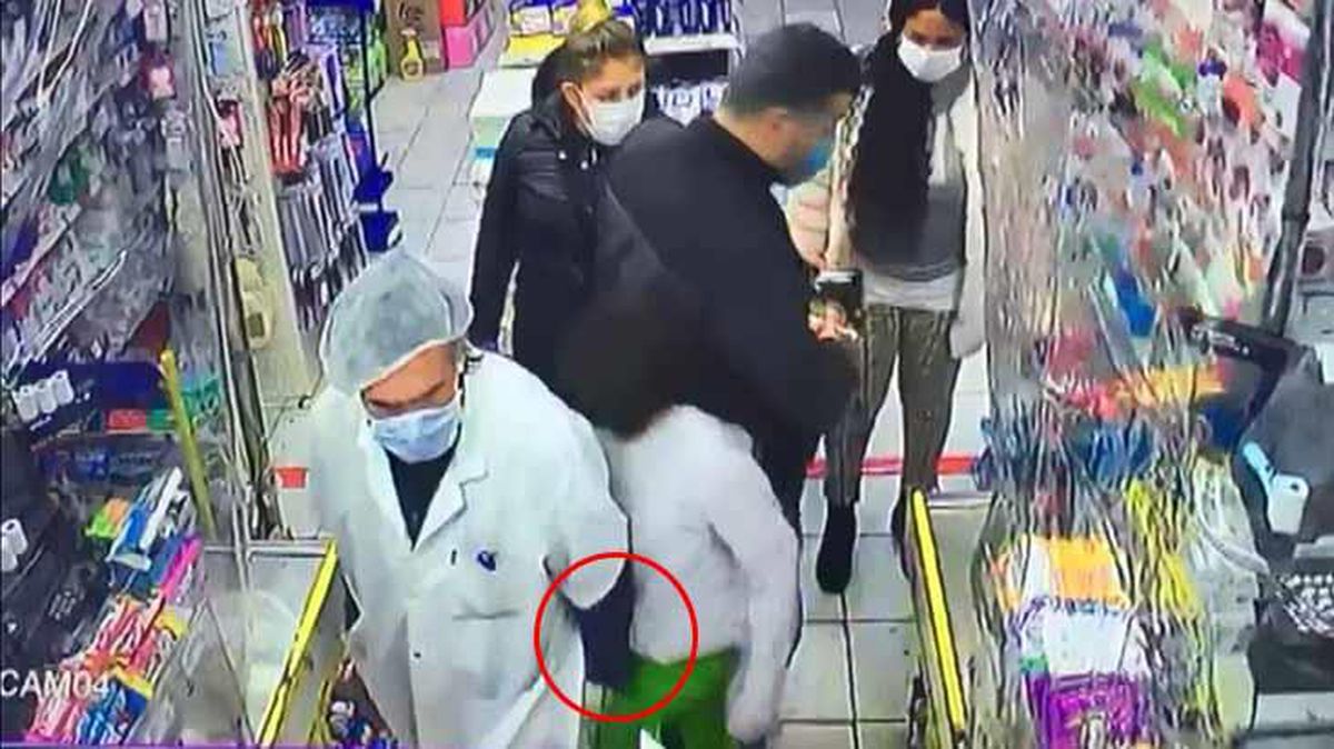 Her şey bir anda oldu! Markette kız çocuğunu istismar eden sapık kamerada