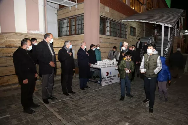 Tuşba Belediyesi kandil simidi dağıttı Tuşba Belediyesi kandil simidi dağıttı