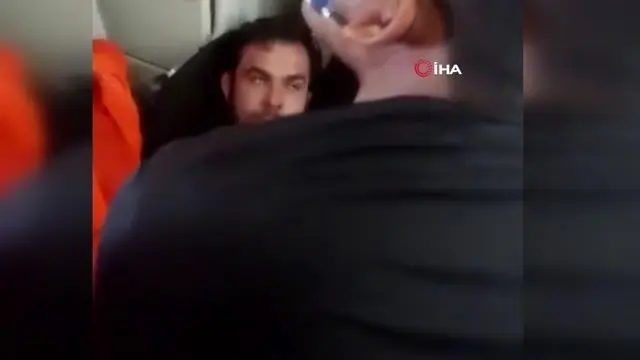 Uçuş sırasında bir yolcu uçağın 'acil çıkış kapısını' açmaya çalıştı Uçuş sırasında bir yolcu uçağın 'acil çıkış kapısını' açmaya çalıştı