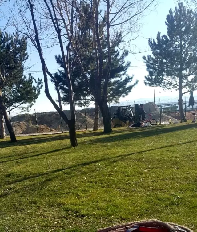 Afyonkarahisar Belediyesi forklifti işçi servisi yaptı Afyonkarahisar Belediyesi forklifti işçi servisi yaptı