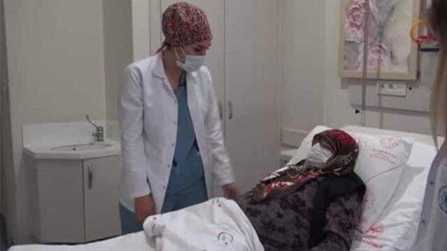 Ağrı şikayetiyle hastaneye giden kadının yumurtalığından 20 kilo kitle çıktı Ağrı şikayetiyle hastaneye giden kadının yumurtalığından 20 kilo kitle çıktı