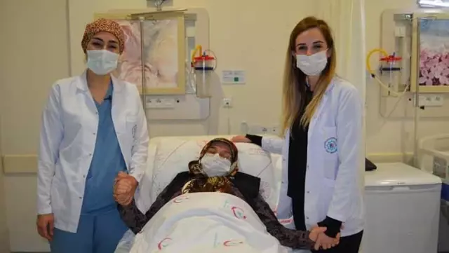 Ağrı şikayetiyle hastaneye giden kadının yumurtalığından 20 kilo kitle çıktı Ağrı şikayetiyle hastaneye giden kadının yumurtalığından 20 kilo kitle çıktı