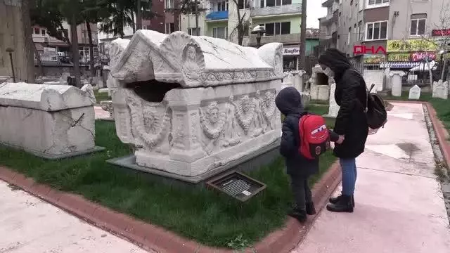 AMASYA Medusa kabartmalı beddua yazılı lahit müzede sergileniyor AMASYA Medusa kabartmalı beddua yazılı lahit müzede sergileniyor