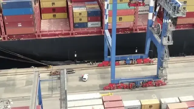 Ambarlı Limanı'nda iskeleye çarpan gemi havadan görüntülendi Ambarlı Limanı'nda iskeleye çarpan gemi havadan görüntülendi