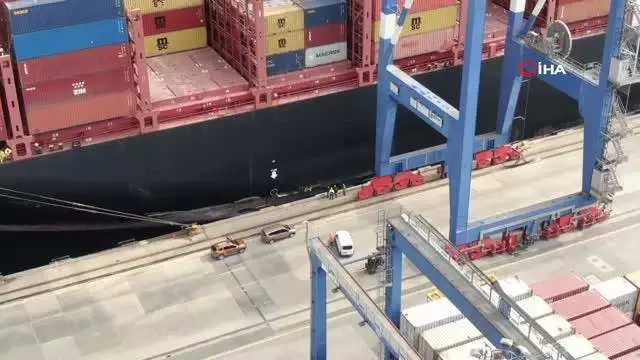 Ambarlı Limanı'nda iskeleye çarpan gemi havadan görüntülendi Ambarlı Limanı'nda iskeleye çarpan gemi havadan görüntülendi