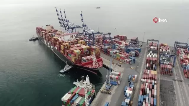 Ambarlı Limanı'nda iskeleye çarpan gemi havadan görüntülendi Ambarlı Limanı'nda iskeleye çarpan gemi havadan görüntülendi