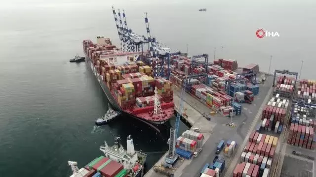 Ambarlı Limanı'nda iskeleye çarpan gemi havadan görüntülendi Ambarlı Limanı'nda iskeleye çarpan gemi havadan görüntülendi