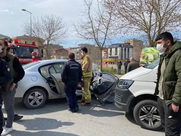 ATAŞEHİR'DE OTOMOBİLDE SIKIŞAN KADINI İTFAİYE KURTARDI ATAŞEHİR'DE OTOMOBİLDE SIKIŞAN KADINI İTFAİYE KURTARDI
