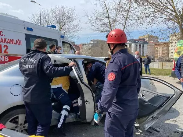 ATAŞEHİR'DE OTOMOBİLDE SIKIŞAN KADINI İTFAİYE KURTARDI ATAŞEHİR'DE OTOMOBİLDE SIKIŞAN KADINI İTFAİYE KURTARDI
