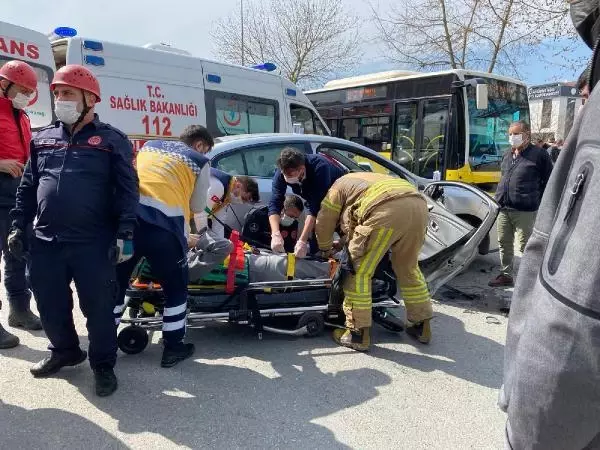 ATAŞEHİR'DE OTOMOBİLDE SIKIŞAN KADINI İTFAİYE KURTARDI ATAŞEHİR'DE OTOMOBİLDE SIKIŞAN KADINI İTFAİYE KURTARDI