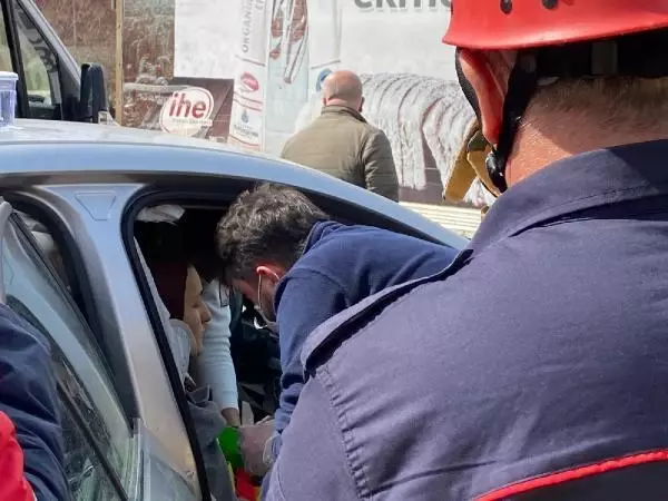 ATAŞEHİR'DE OTOMOBİLDE SIKIŞAN KADINI İTFAİYE KURTARDI ATAŞEHİR'DE OTOMOBİLDE SIKIŞAN KADINI İTFAİYE KURTARDI