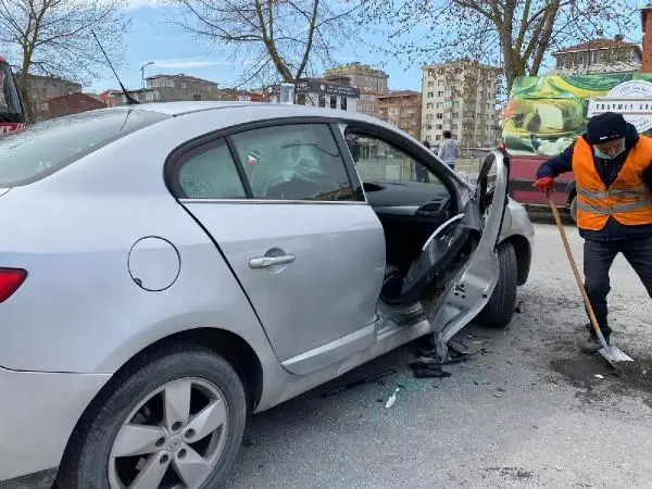 ATAŞEHİR'DE OTOMOBİLDE SIKIŞAN KADINI İTFAİYE KURTARDI ATAŞEHİR'DE OTOMOBİLDE SIKIŞAN KADINI İTFAİYE KURTARDI