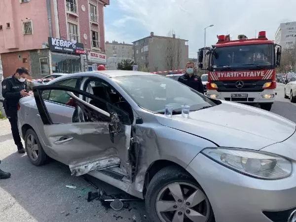 ATAŞEHİR'DE OTOMOBİLDE SIKIŞAN KADINI İTFAİYE KURTARDI ATAŞEHİR'DE OTOMOBİLDE SIKIŞAN KADINI İTFAİYE KURTARDI