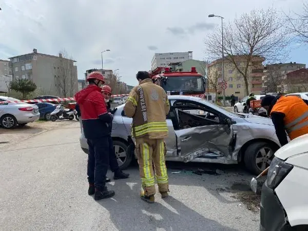 ATAŞEHİR'DE OTOMOBİLDE SIKIŞAN KADINI İTFAİYE KURTARDI ATAŞEHİR'DE OTOMOBİLDE SIKIŞAN KADINI İTFAİYE KURTARDI