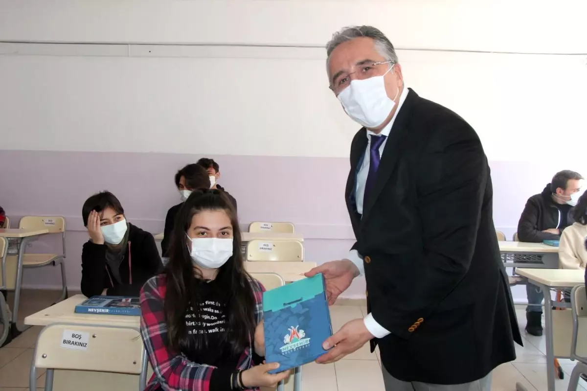 Belediye Başkanı Savran, mezun olduğu okulda öğrencilere deneme sınav seti dağıttı