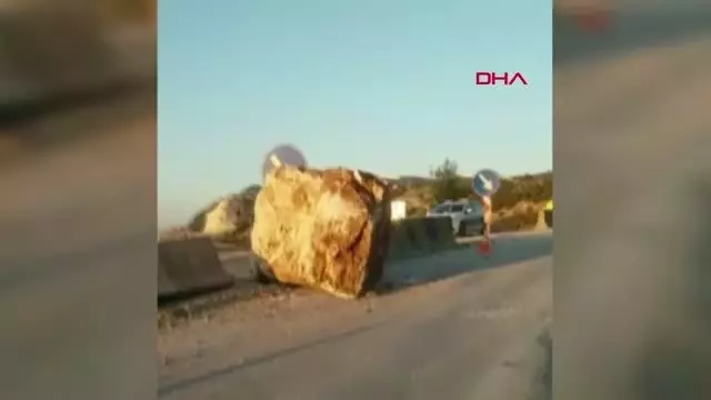 BURDUR Mermer blok yola düştü BURDUR Mermer blok yola düştü