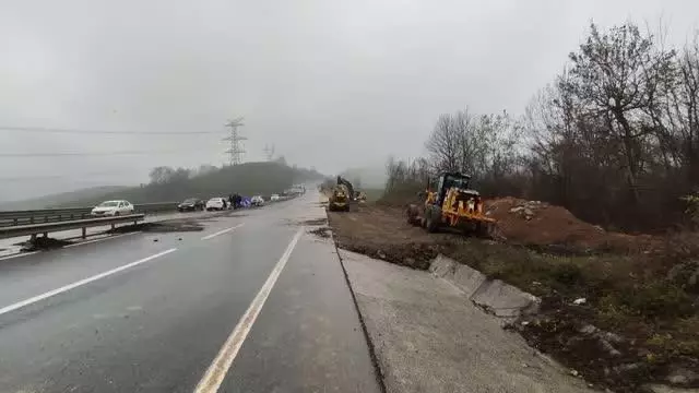 Çökme meydana gelen Batı Karadeniz bağlantı yoluna alternatif servis yolu çalışmaları sürüyor