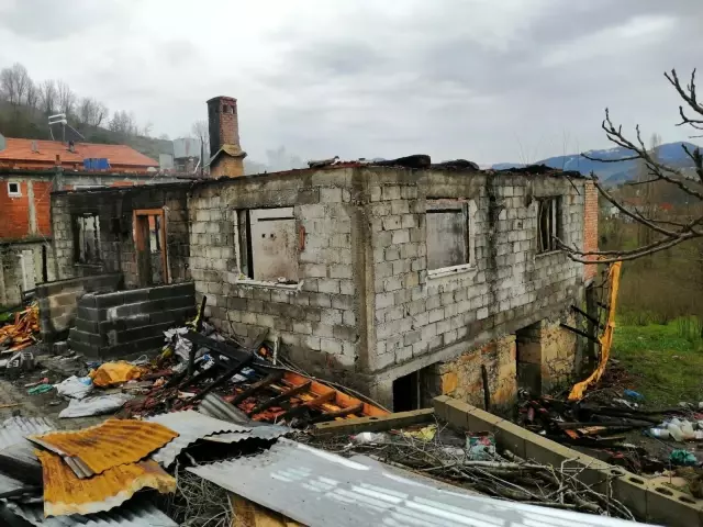 Son Dakika | Engelli çocuğu olan yaşlı çift, yangın sonrası evsiz kaldı