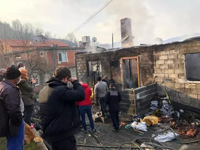 Son Dakika | Engelli çocuğu olan yaşlı çift, yangın sonrası evsiz kaldı
