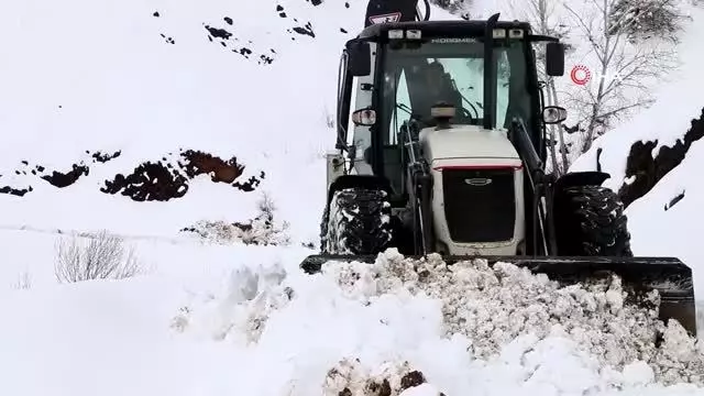 Erzincan'da kar ve tipiden 26 köy yolu ulaşıma kapandı Erzincan'da kar ve tipiden 26 köy yolu ulaşıma kapandı