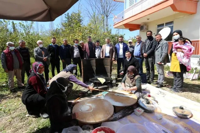 Hakan Tütüncü, sacın başına oturup gözleme pişirdi Hakan Tütüncü, sacın başına oturup gözleme pişirdi