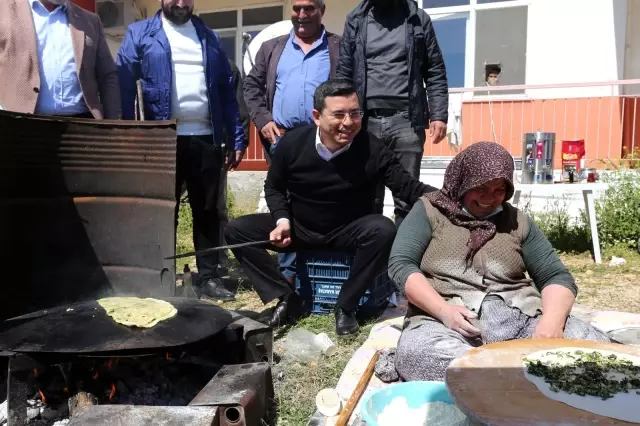 Hakan Tütüncü, sacın başına oturup gözleme pişirdi Hakan Tütüncü, sacın başına oturup gözleme pişirdi