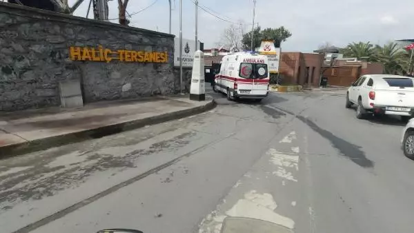 HALİÇ TERSANESİ'NDE BAĞLI OLAN GEMİDE YANGIN HALİÇ TERSANESİ'NDE BAĞLI OLAN GEMİDE YANGIN