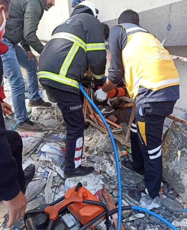Hatay'da inşaat iskelesinin çökmesi sonucu 2 işçi yaralandı