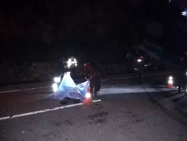 İki kişinin öldüğü kazada acı gerçek! Ortağını kurtarmak isterken otomobilin altında kaldı