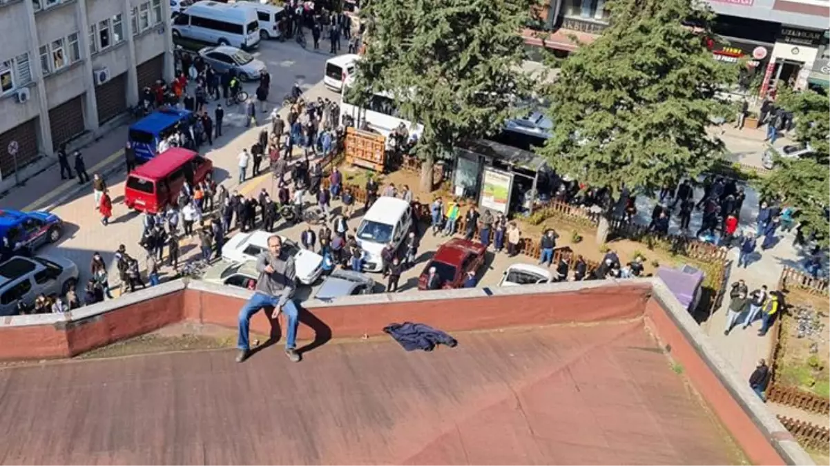 İntihar etmek için çatıya çıkan vatandaşı kararından belediye başkanı vazgeçirdi