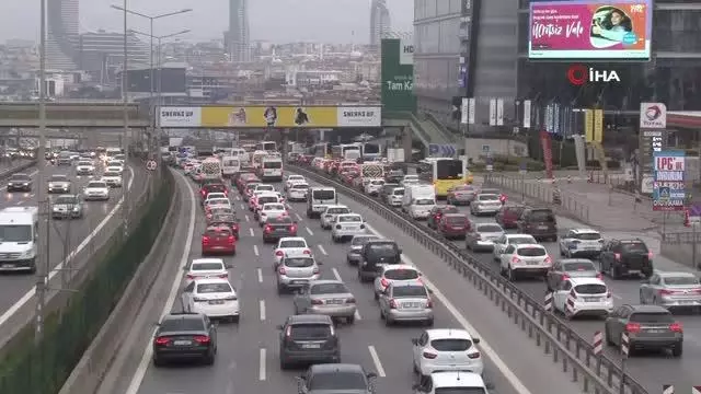 İstanbul'da kısıtlama sonrası trafik yoğunluğu İstanbul'da kısıtlama sonrası trafik yoğunluğu