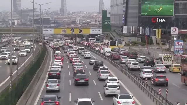 İstanbul'da kısıtlama sonrası trafik yoğunluğu İstanbul'da kısıtlama sonrası trafik yoğunluğu