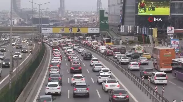 İstanbul'da kısıtlama sonrası trafik yoğunluğu İstanbul'da kısıtlama sonrası trafik yoğunluğu