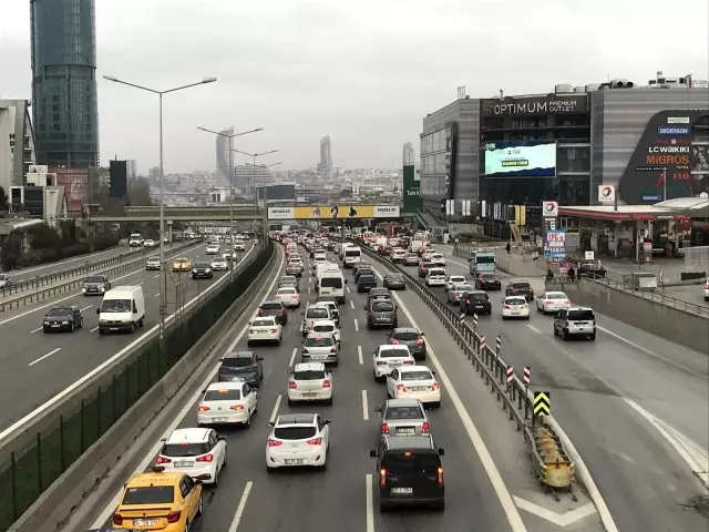 İstanbul'da kısıtlama sonrası trafik yoğunluğu İstanbul'da kısıtlama sonrası trafik yoğunluğu
