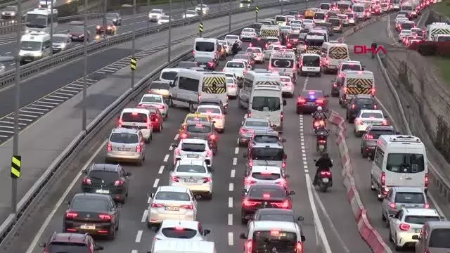 Son dakika haber! İSTANBUL-SOKAĞA ÇIKMA KISITLAMASININ ARDINDAN 15 TEMMUZ ŞEHİTLER KÖPRÜSÜ'NDE TRAFİK YOĞUNLUĞU Son dakika haber! İSTANBUL-SOKAĞA ÇIKMA KISITLAMASININ ARDINDAN 15 TEMMUZ ŞEHİTLER KÖPRÜSÜ'NDE TRAFİK YOĞUNLUĞU