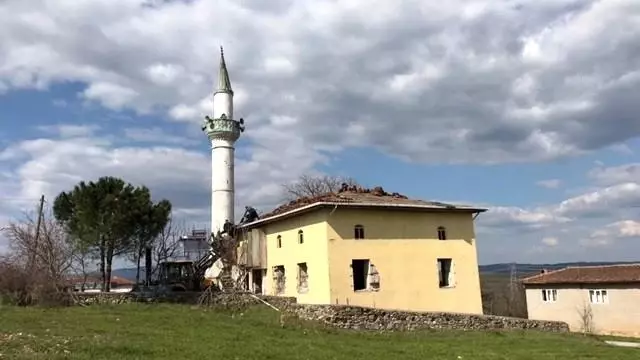 İzmir depreminde zarar gören camiinin yıkımına başlandı İzmir depreminde zarar gören camiinin yıkımına başlandı