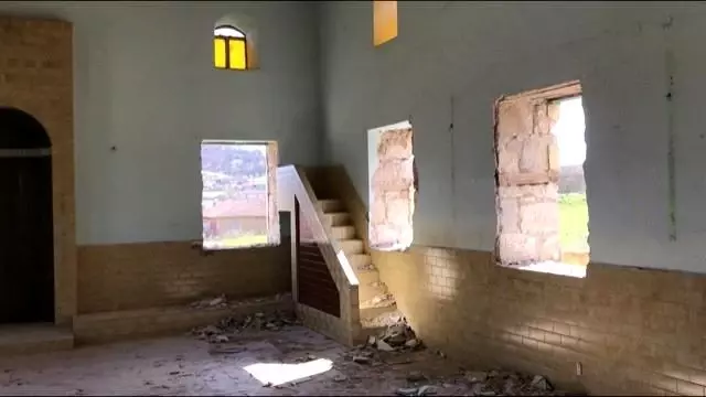 İzmir depreminde zarar gören camiinin yıkımına başlandı