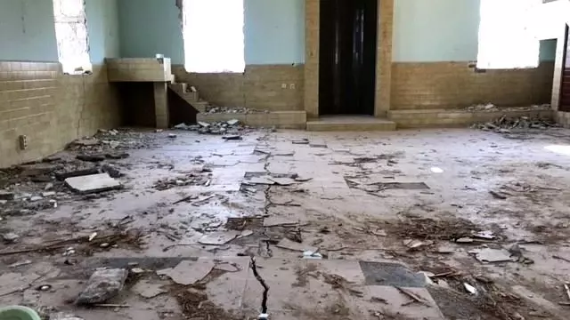 İzmir depreminde zarar gören camiinin yıkımına başlandı