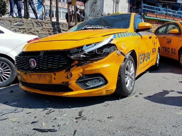 Kağıthane'de hafif ticari araç 4 taksiye çarptı; kaza anları kamerada