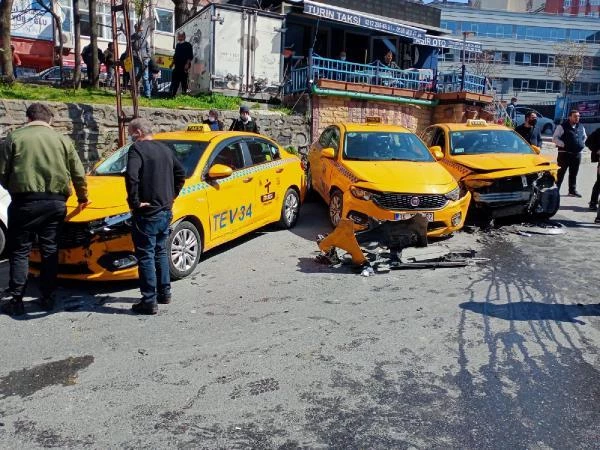 Kağıthane'de hafif ticari araç 4 taksiye çarptı; kaza anları kamerada