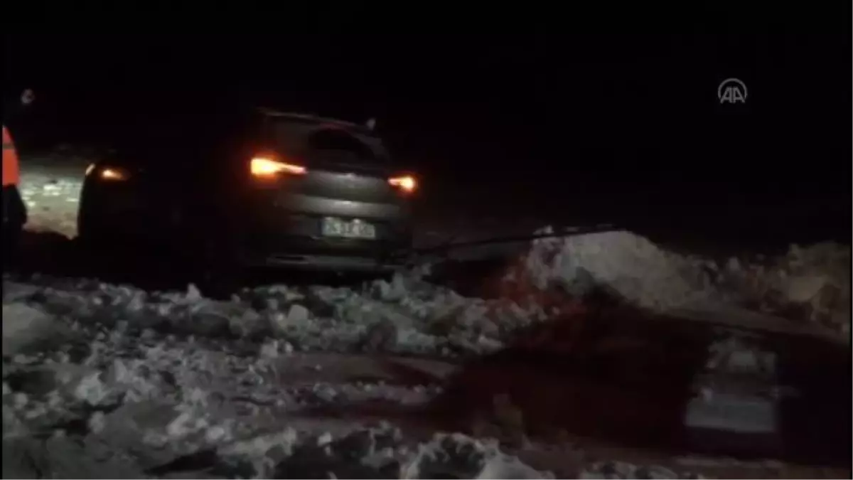 Kar nedeniyle aracıyla yolda mahsur kalan Meksikalı aile kurtarıldı