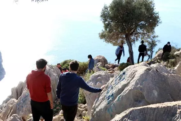 Kelebekler Vadisi'nde tehlikeli fotoğraf çekimi Kelebekler Vadisi'nde tehlikeli fotoğraf çekimi