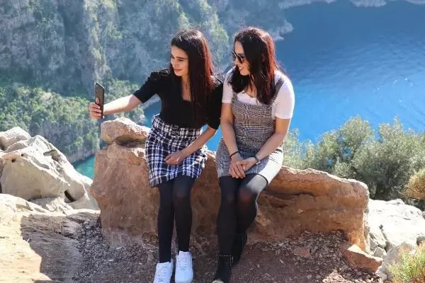 Kelebekler Vadisi'nde tehlikeli fotoğraf çekimi Kelebekler Vadisi'nde tehlikeli fotoğraf çekimi