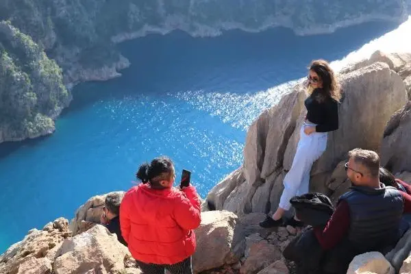 Kelebekler Vadisi'nde tehlikeli fotoğraf çekimi Kelebekler Vadisi'nde tehlikeli fotoğraf çekimi