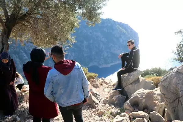 Kelebekler Vadisi'nde tehlikeli fotoğraf çekimi Kelebekler Vadisi'nde tehlikeli fotoğraf çekimi