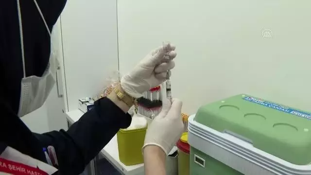 Kovid-19 aşılama sürecinde 60 yaş üzeri vatandaşlar ve eşleri ile bazı kronik hastaların aşılanmasına başlandı Kovid-19 aşılama sürecinde 60 yaş üzeri vatandaşlar ve eşleri ile bazı kronik hastaların aşılanmasına başlandı